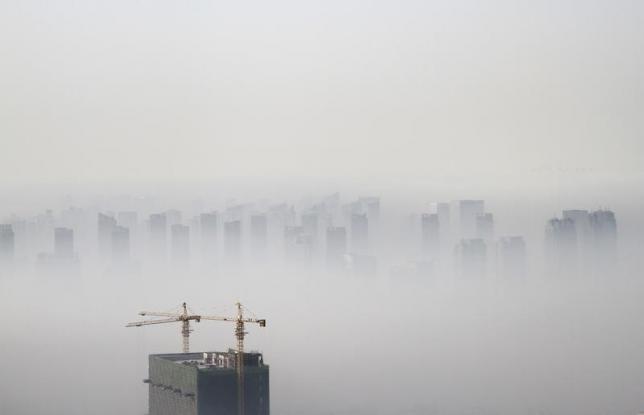 A building under construction is seen amidst smog on a polluted day in Shenyang, Liaoning province November 21, 2014. REUTERS/Jacky Chen